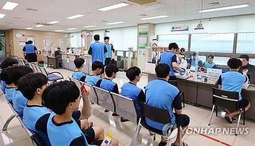 2025년 첫 병역판정검사 (인천=연합뉴스) 임순석 기자 = 13일 오전 인천 미추홀구 인천지방병무청에서 열린 2025년도 첫 병역(입영)판정검사에서 검사 대상자들이 신체검사를 받고 있다. 2025.1.13
soonseok02@yna.co.kr