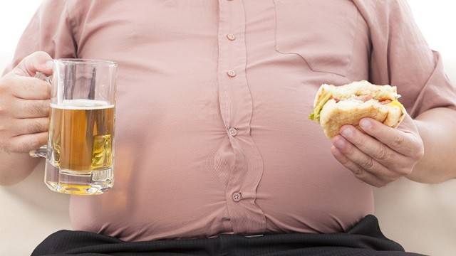 탄수화물 위주의 음식과 술은 중성지방 수치를 높이고 복부비만과 심혈관질환을 가져온다|출처: 게티이미지뱅크