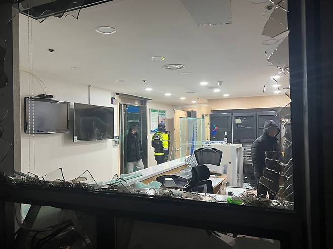 19일 새벽 윤석열 대통령에 대한 구속영장이 발부되자 서울 서부지법에 지지자들이 진입해 난동을 부렸다. 법원 유리창이 깨져 있다./뉴스1