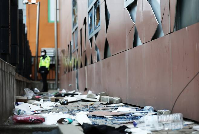 내란 우두머리 혐의를 받는 윤석열 대통령이 구속된 19일 오전 격분한 윤 대통령 지지자들이 난입해 유리창이 파손된 서울 마포구 서울서부지방법원 앞에서 경찰 병력이 대기하고 있다./뉴스1