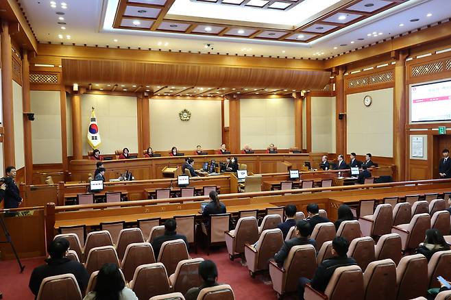 지난 1월 22일 서울 종로구 헌법재판소에서 열린 최상목 대통령 권한대행 부총리 겸 기획재정부 장관의 국회 추천 헌법재판관 후보자 미임명에 관한 권한쟁의 심판 1차 변론기일에 문형배 헌법재판소장 권한대행을 비롯한 헌법재판관들이 입장해 재판 시작을 기다리고 있다. /뉴스1