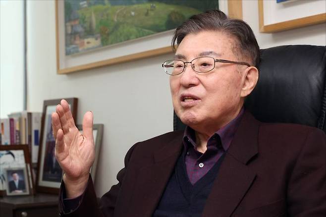 김덕룡 김영삼민주센터 이사장이 1월 30일 오후 서울 서초구에 위치한 자신의 사무실인 덕린재에서 데일리안과 인터뷰를 하고 있다. ⓒ데일리안 홍금표 기자