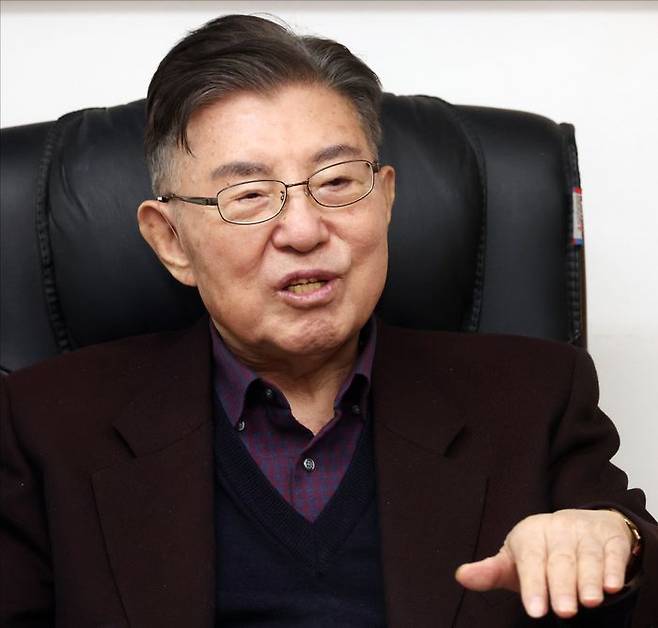 김덕룡 김영삼민주센터 이사장이 1월 30일 오후 서울 서초구에 위치한 자신의 사무실인 덕린재에서 데일리안과 인터뷰를 하고 있다. ⓒ데일리안 홍금표 기자