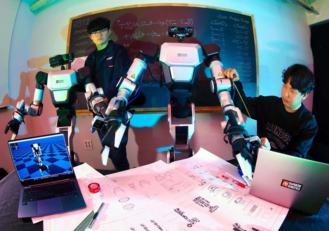 지난해 12월 대전 유성구 소재 레인보우로보틱스에서 연구원들이 국내 최초 이동형 양팔 로봇 ‘RB-Y1’을 점검하고 있다. (한주형 기자)