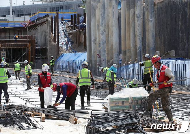 전국 대부분 지역에 폭염 경보가 내려진 2일 근로자들이 뙤약볕 아래서 공사를 진행하고 있다. 2023.8.2/뉴스1 ⓒ News1 박정호 기자