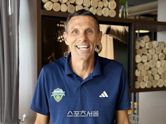 전북 현대 거스 포옛 감독이 지난달 25일 태국 방콕 동계 훈련 캠프에서 취재진을 만나 인터뷰한 뒤 사진 촬영하고 있다. 방콕 | 정다워 기자