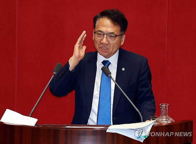 더불어민주당 박선원 의원이 2024년 7월 28일 새벽 국회 본회의에서 '방송법 일부개정법률안'에 관한 무제한토론을 하고 있다. 박 의원은 2009년 오바마 정권 초기에 북한이 '대포동 2호'를 발사하며 도발하자 브루킹스 연구소 초빙연구원 신분으로 북한 국방위원장 김정일의 실명을 거론하며 비판했었다./연합뉴스