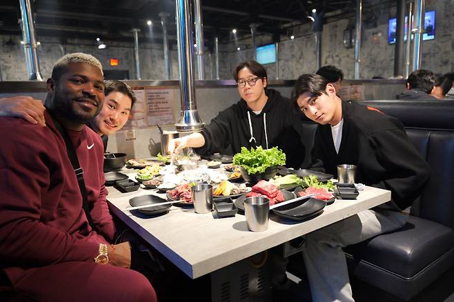 이정후(맨 오른쪽)과 푸이그(맨 왼쪽)이 오랜만에 만나 식사를 나눴다. 사진=키움 히어로즈