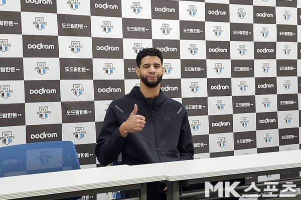 현대캐피탈의 레오가 인터뷰전 포즈를 취하고 있다. 사진(천안)= 김재호 기자