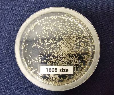 (서울=뉴스1) 한재준 기자 = 삼성전기의 적층세라믹콘덴서(MLCC)제품. 500cc 와인잔에 가득 채운 MLCC 가격은 3억 원에 달한다. 2024.10.30/뉴스1 Copyright (C) 뉴스1. All rights reserved. 무단 전재 및 재배포, AI학습 이용 금지. /사진=(서울=뉴스1) 한재준 기자