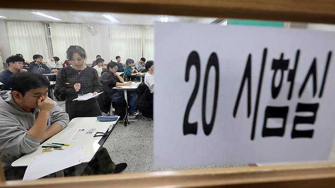 2025학년도 대학수학능력시험(수능)이 치러진 14일 오전 서울 서초구 반포고등학교에 마련된 고사장에서 수험생들이 시험을 준비하고 있다. 24.11.14. 사진공동취재단