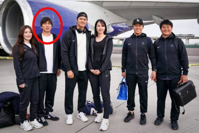 지난해 서울로 향하는 전세기를 타기 전 오타니와 사진을 찍은 잇페이(빨간 원). 오타니 SNS 캡처
