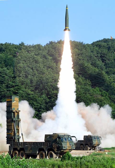 한국군 현무-2 탄도미사일이 이동식발사차량(TEL)에서 가상 표적을 향해 발사되고 있다. 세계일보 자료사진