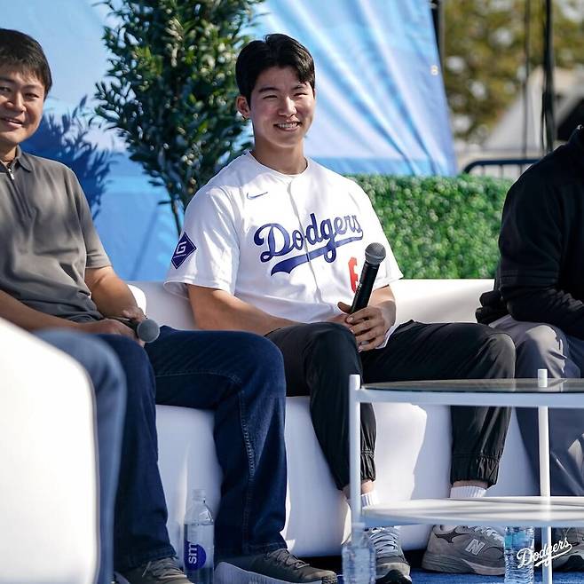 ▲ 김혜성이 다저스타디움에서 열린 다저스 팬 페스트 행사에 참석해 인터뷰 시간을 갖고 있다. ⓒLA 다저스 공식 SNS