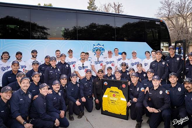 ▲ 김혜성을 비롯한 LA 다저스 선수들이 LA 인근 소방서를 방문해 최근 LA 대형 산불로 눈 코 뜰새 없이 바빴던 소방관들과 함께 하는 자리를 가졌다. ⓒLA 다저스 공식 SNS