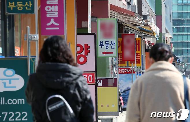 8일 서울 시내 공인중개소가 밀집된 한 상가 앞으로 시민들이 지나고 있다. 서/뉴스1 ⓒ News1 박정호 기자