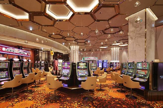 제주도 외국인 전용 카지노 8곳이 지난해 4605억 원의 매출을 올린 것으로 나타났다. 사진은 8곳 가운데 가장 많은 매출을 올린 제주드림타워복합리조트 카지노. 롯데관광개발 제공