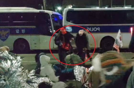 A씨는 미국 MAGA 변형인 ‘MKGA’가 적힌 빨간 모자를 착용한 B씨와 오전 2시 20분쯤 대화를 하다가, 불상의 물건을 건네받았다. 독자 제공