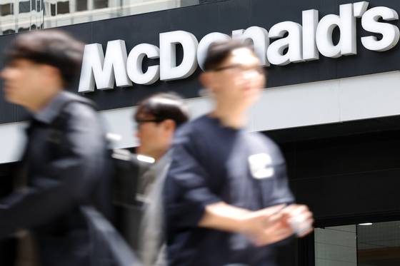 지난해 4월26일 서울의 한 맥도날드 매장 앞. 뉴스1