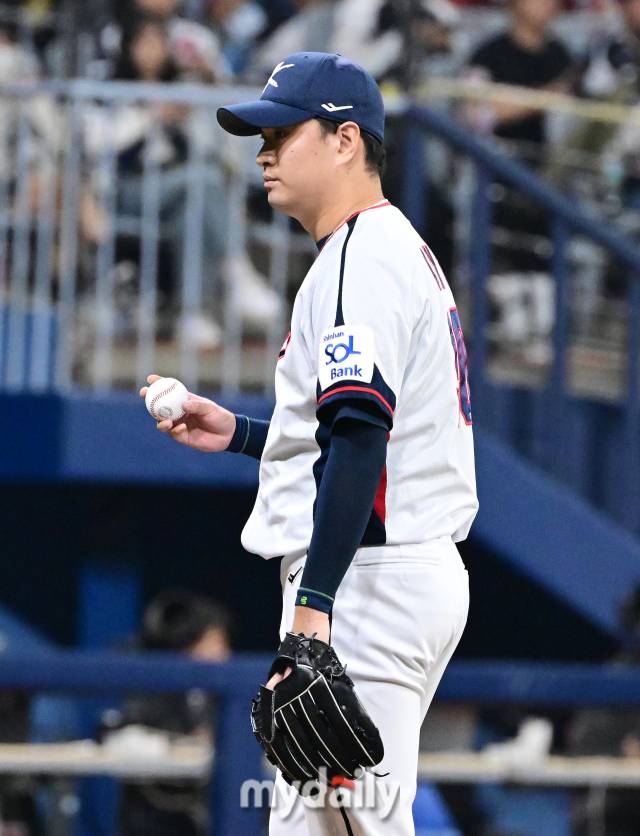 대한민국 야구대표팀 이영하가 1일 오후 서울 고척스카이돔에서 진행된 쿠바 야구대표팀과의 경기에서 구원 등판하고 있다./마이데일리