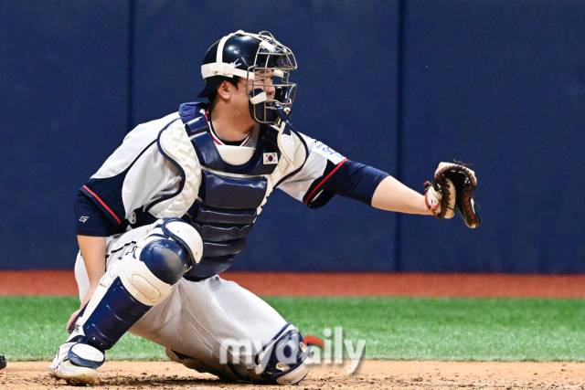 대한민국 야구대표팀 김형준이 1일 오후 서울 고척스카이돔에서 진행된 쿠바 야구대표팀과의 경기에서 박동원에 이어 포수 마스크를 쓰고 있다./고척=곽경훈 기자 kphoto@mydaily.co.kr