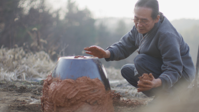 ‘소주랩소디’에서 죽력을 만들기 위해 대나무를 넣은 항아리를 황토로 봉하는 모습. ⓒ이엘TV