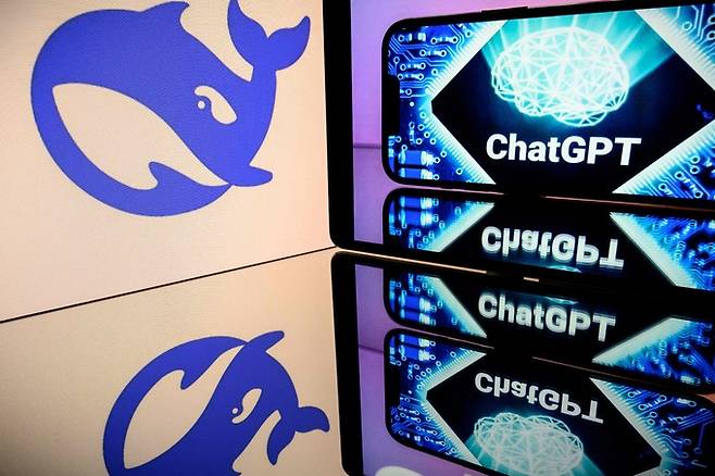 프랑스 툴루즈의 한 전광판에 중국 딥시크(왼쪽)과 오픈AI 챗GPT 로고가 띄워져 있다. 툴루즈=AFP연합뉴스