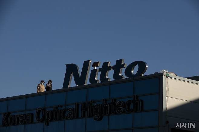 2024년 1월15일 고공 농성 중인 박정혜 한국옵티칼하이테크지회 수석부지회장과 소현숙 조직부장. ⓒ시사IN 이명익