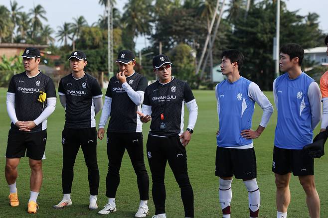 이정효(가운데) 감독이 선수들에게 지시하고 있다. /사진=광주FC 제공
