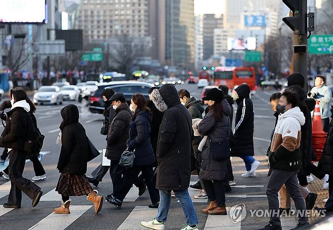 입춘 한파 (서울=연합뉴스) 윤동진 기자 = 절기상 입춘인 3일 오전 서울 세종대로 사거리에서 시민들이 길을 건너고 있다. 2025.2.3 mon@yna.co.kr