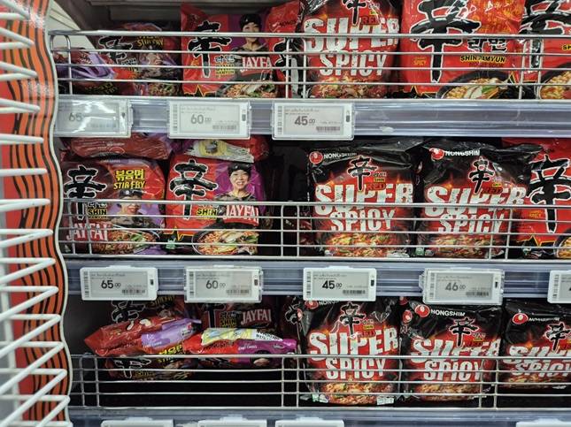 태국 방콕의 한 대형마트 수입라면 매대의 농심 제품들/사진=김아름 기자 armijjang@