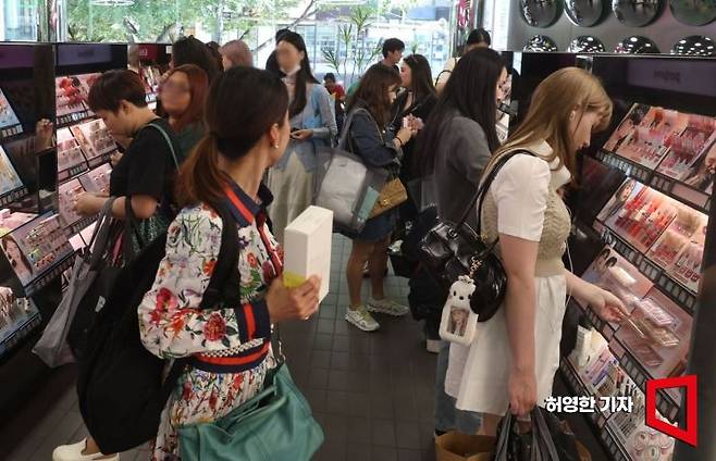 13일 서울 명동의 한 화장품 쇼핑몰에서 외국인이 대부분인 고객들이 화장품 쇼핑을 하고 있다. 사진=허영한 기자 younghan@