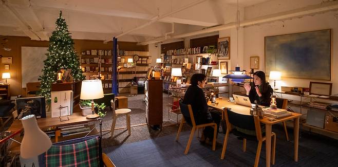 김진우 블루도어북스 대표는 “고객들이 우리 서점을 ‘2시간 이용 가능한 호텔’이라 여겼으면 좋겠다”면서 “책은 판매를 위한 것이라기 보다 사람들이 부담 없이 이곳을 찾도록 하는 수단”이라고 했다. /김지호 기자