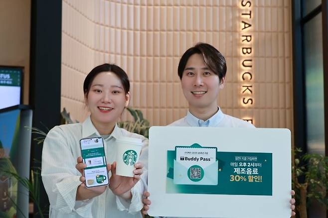 모델들이 스타벅스 구독 서비스인 버디 패스를 소개하고 있다. 스타벅스 코리아 제공