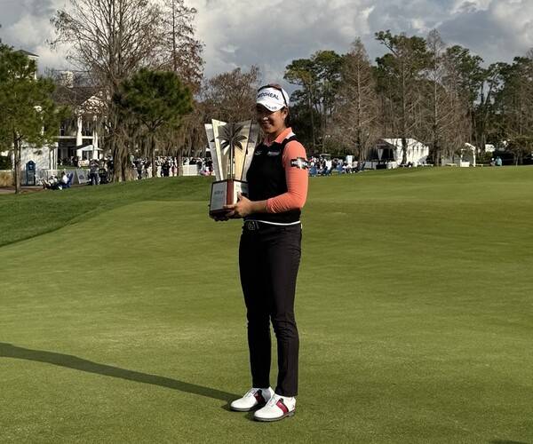 미국여자프로골프(LPGA) 투어 2025시즌 개막전 힐튼 그랜드 베케이션스 토너먼트 오브 챔피언스 우승을 차지한 김아림 프로가 우승트로피를 들고 기뻐하는 모습이다. 사진제공=와우매니지먼트그룹