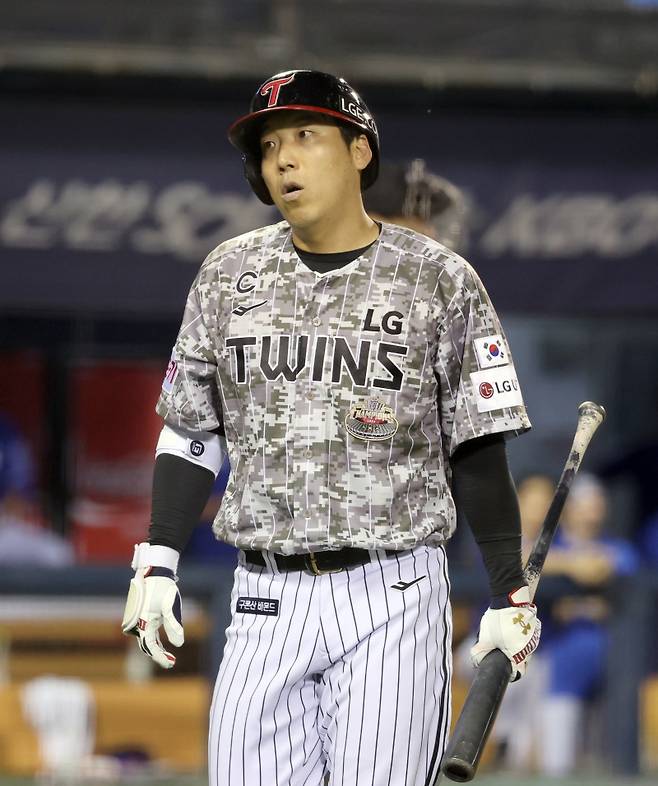 27일 오후 서울 잠실야구장에서 열린 프로야구 삼성과 LG 경기. LG 김현수가 9회 삼진으로 아웃되며 아쉬워 하고 있다. 잠실=정시종 기자 capa@edaily.co.kr /2024.06.27.