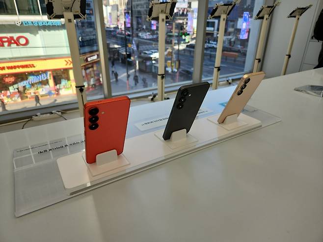 3일 오후 '삼성 강남'에 진열된 갤럭시 S25 기본형 온라인 전용 색상 모델. 사진=김대영 기자