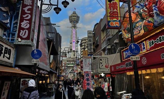 오사카 전망타워 츠텐카쿠와 주변의 상점가 / JAPAN NOW