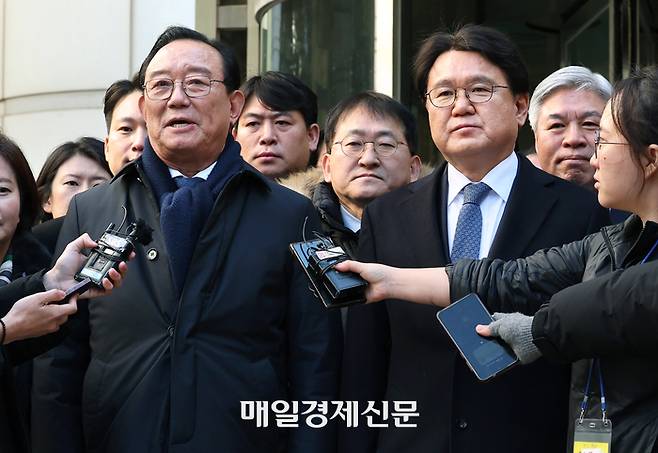 황운하 조국혁신당 원내대표와 송철호 전 울산시장이 4일 서울 서초구 서울고등법원에서 열린 ‘울산시장 선거 개입 의혹’ 항소심에서 무죄를 선고받은 뒤 취재진 질문에 답하고 있다. 뉴스1