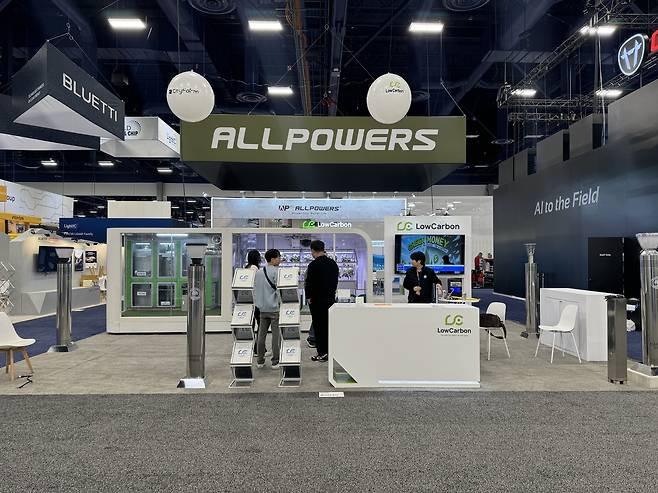 지난달 미국 라스베가스에서 열린 CES 2025에서 부스를 설치한 로우카본. 시티팜과 카본트리라는 기후테크 혁신기술을 선보임으로써 많은 방문객과 관련업종 기업 관계자들이 로우카본 부스를 찾아 참관하며 협력안 상담을 진행하기도 했다.
