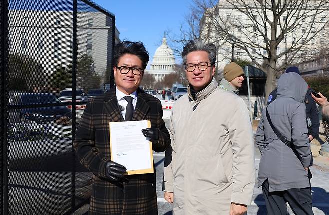 지난달 미국 의회의사당 애런 빈(Arron Bean) 연방 하원의원실 앞에서 이철(왼쪽) 로우카본 대표이사와 정한준 총괄사장이 포즈를 취하고 있다. 이 대표는 이날 트럼프 미국 대통령 취임식에 참석했다.