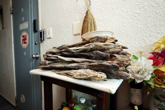 ‘계엄모의’ 수첩 발견된 점집 - 23일 오전 경기 안산시 상록구 소재 노상원 전 정보사령관이 차린 점집 앞에 제사 용품들이 쌓여 있다. 경찰 국가수사본부 특별수사단은 12·3 비상계엄 사전 기획 혐의를 받는 노 전 정보사령관의 점집을 압수 수색을 하는 과정에서 비상계엄 선포 후 군부대가 배치될 목표지와 배치 계획 등이 적힌 수첩 등을 확보해 조사 중이다. 2024.12.23 연합뉴스