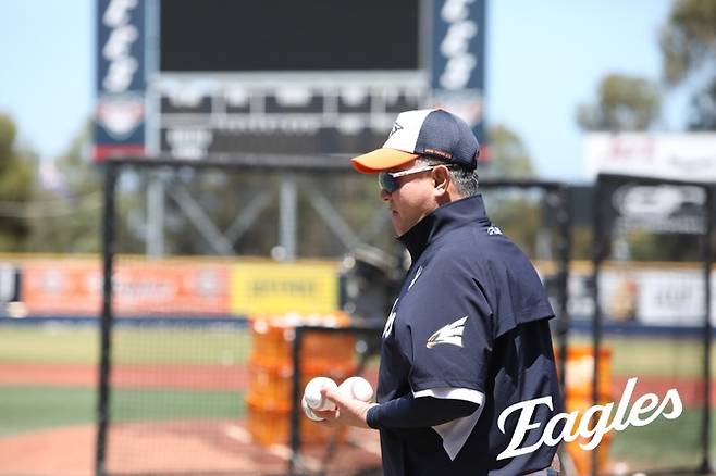 한화 김경문 감독이 호주 멜버른에서 진행 중인 스프링캠프에서 선수들의 훈련을 지켜보고 있다. 사진 | 한화 이글스