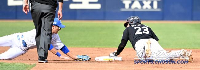 13일 대구삼성라이온즈파크에서 열린 플레이오프 1차전 LG와 삼성의 경기, 1회초 2사 1루 LG 김현수 타석때 1루주자 오스틴이 2루 도루를 성공하고 있다. 대구=허상욱 기자 wook@sportschosun.com/2024.10.13/