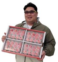 최이영 농업회사법인 ㈜헤테로 대표가 지난 5일 충남 홍성군 갈산면에 위치한 스마트팜 앞에서 수확한 딸기를 들어보이고 있다. 윤신영 기자.