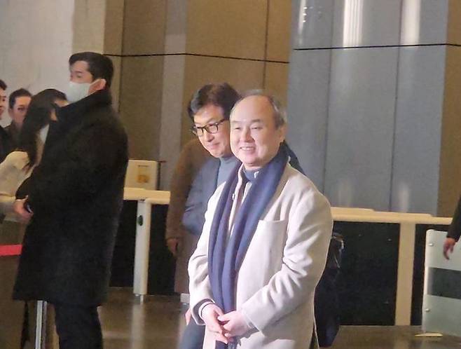 손정의 소프트뱅크 회장이 4일 삼성 서초사옥에서 이재용 삼성전자 회장 및 샘 올트먼 오픈AI 최고경영자(CEO)와의 3자 회동을 마치고 나오고 있다. ⓒ데일리안 민단비 기자