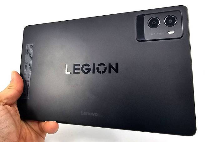 레노버 리전탭 Y700 3세대 모델의 후면 / 출처=IT동아