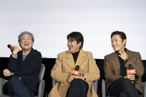 올해 개봉 25주년을 맞은 영화 '공동경비구역 JSA' 박찬욱 감독(왼쪽부터)과 주연 배우 송강호, 이병헌이 함께 출연한 이영애, 김태우와 함께 5일 서울 용산CGV에서 열린 CJ ENM 30주년 기념 비저너리 선정작 상영 및 관객과의 대화(GV) 행사에 참석했다. 사진 CJ ENM