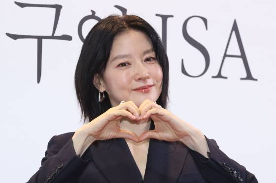 5일 열린 '공동경비구역 JSA' 25주년 상영 후 GV에서 주연 배우 이영애는 "25년만에 (배우, 감독 등) 완전체가 뭉쳤다"며 "'공동경비구역 JSA'는 20대에 만나, 조금 화창한 30대를 보낼 수 있게 해준 관문의, 기적같은 작품"이라 말했다. 연합뉴스