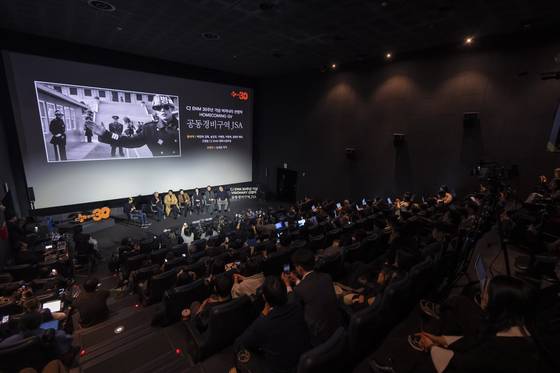CJ ENM 30주년 기념 비저너리 선정 기념 상영 행사를 가진 '공동경비구역 JSA' 관객과의 대화(GV) 풍경이다. CJ ENM 고경범 영화사업부장도 질의응답에 함께했다. 사진 CJ ENM